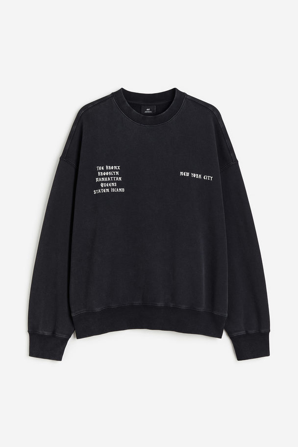 H&M Bedrucktes Sweatshirt in Oversized Fit Schwarz/New York City