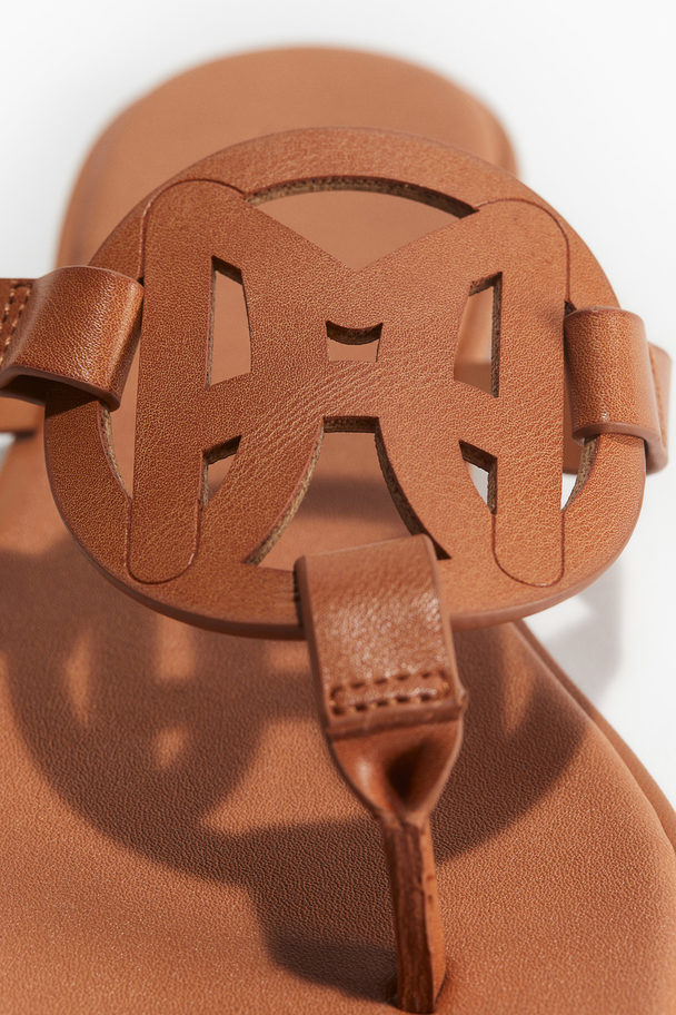 H&M Zehensandalen mit Monogramm Hellbraun