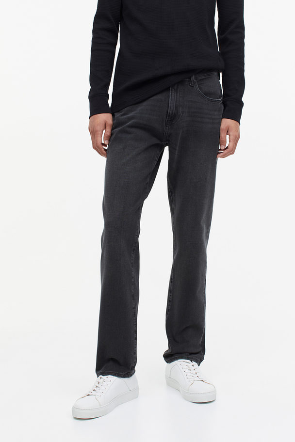 H&M Xfit® Straight Regular Jeans Mörkgrå