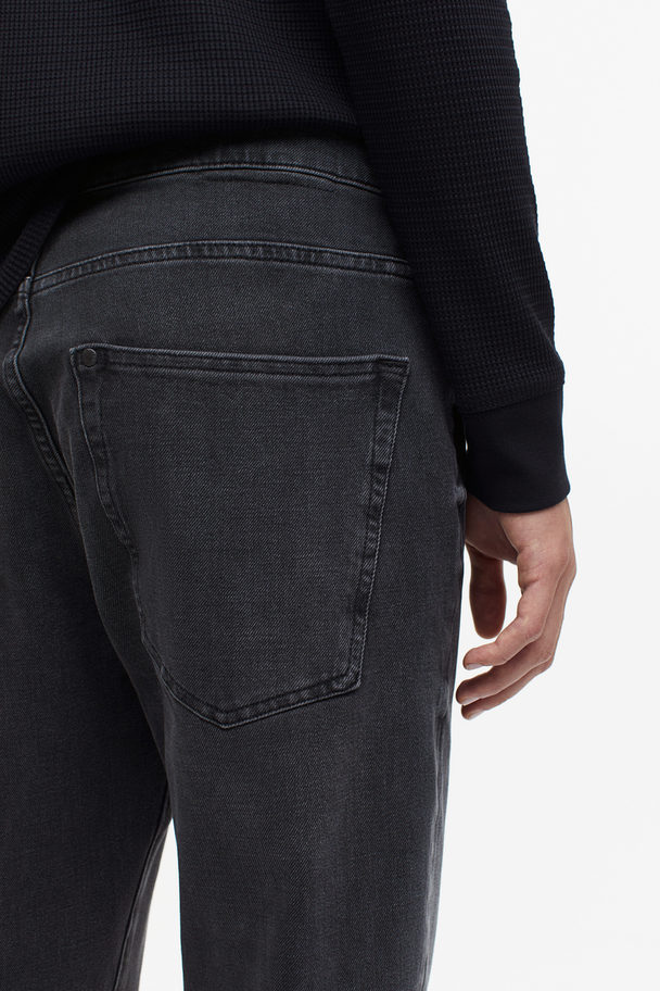 H&M Xfit® Straight Regular Jeans Dunkelgrau