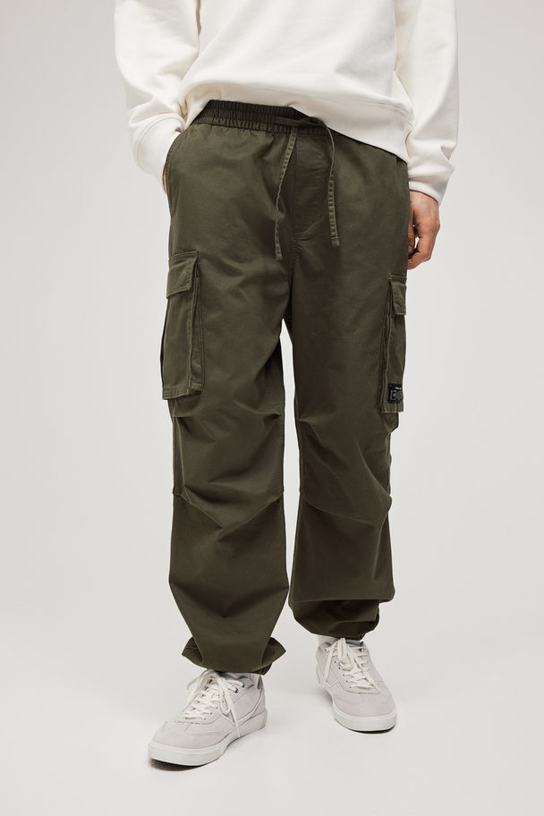H&M Cargo-Joggpants aus Baumwolle Relaxed Fit Khakigrün