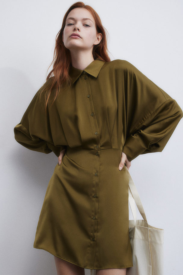 H&M Blusenkleid aus Satin Dunkles Khakigrün