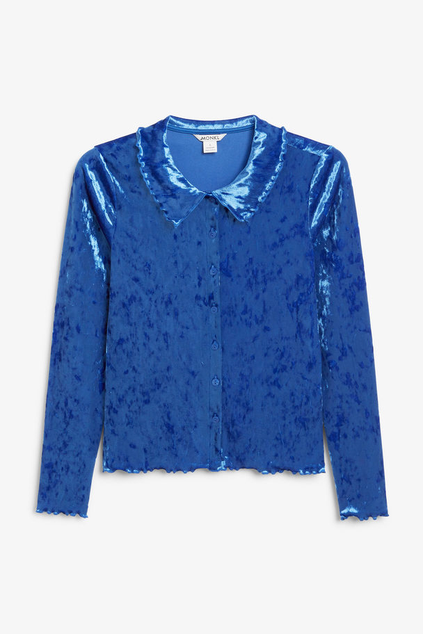 Monki Lichtblauw Fluwelen Shirt Met Lange Mouwen En Geschulpte Zoom Helderblauw