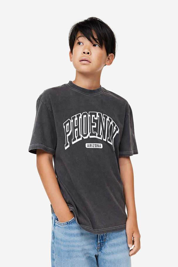 H&M Bedrucktes T-Shirt aus Jersey. Dunkelgrau/Phoenix