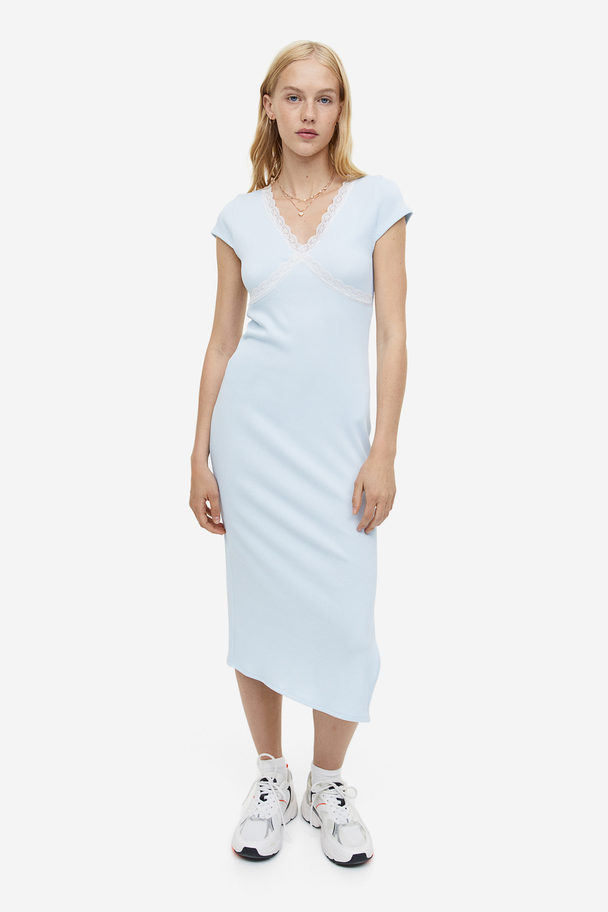 H&M Geripptes Kleid mit Spitzenborten Hellblau