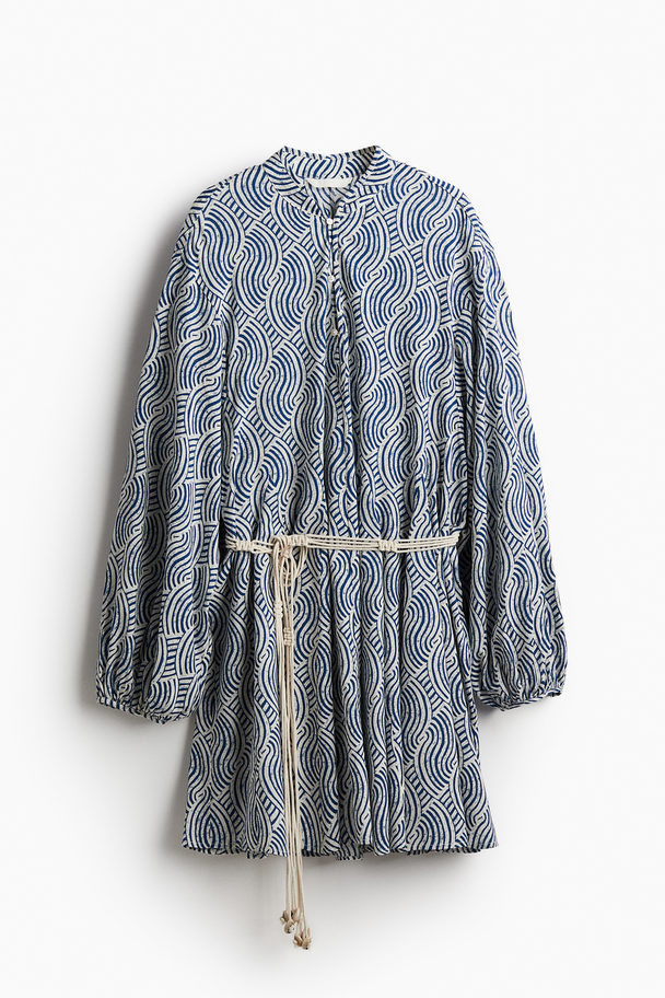 H&M Kleid mit Makramee-Gürtel Blau/Gemustert