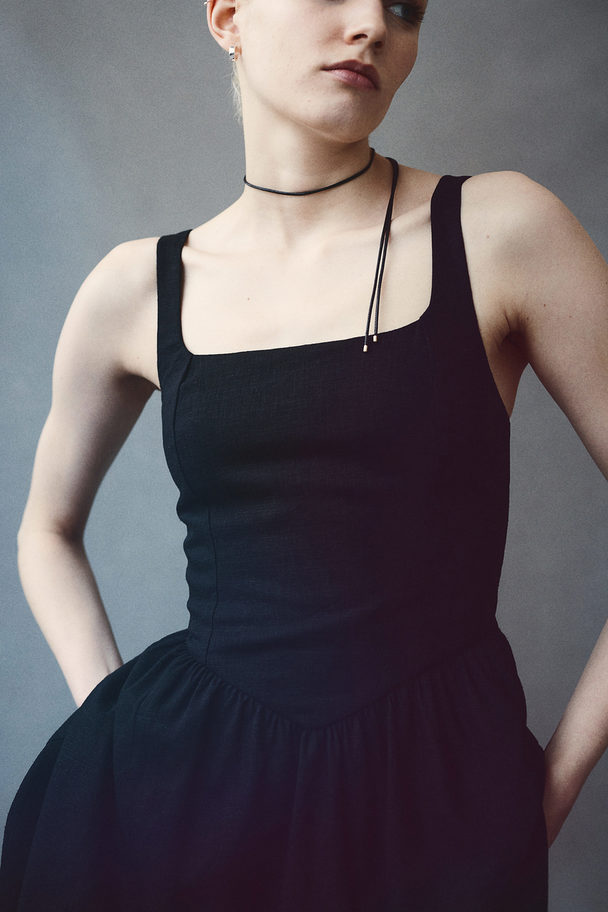 H&M Ausgestelltes Kleid aus Leinenmix Schwarz