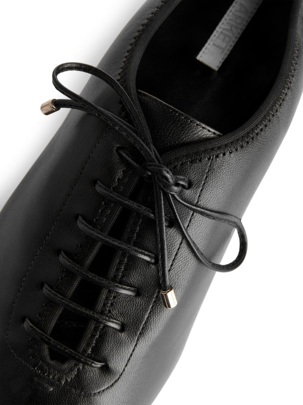 ARKET Derby-Schuhe mit Schuhriemen Schwarz