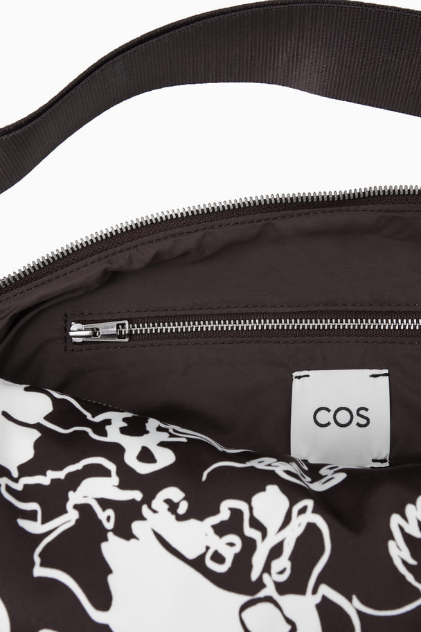 COS Vadderad Crossbody-väska I Blommig Nylon Mörkbrun-mönstrad
