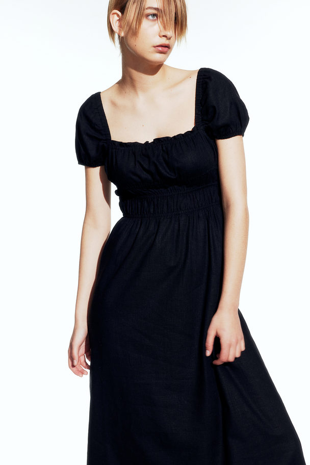 H&M Kleid mit gesmokter Taille aus Leinemix Schwarz