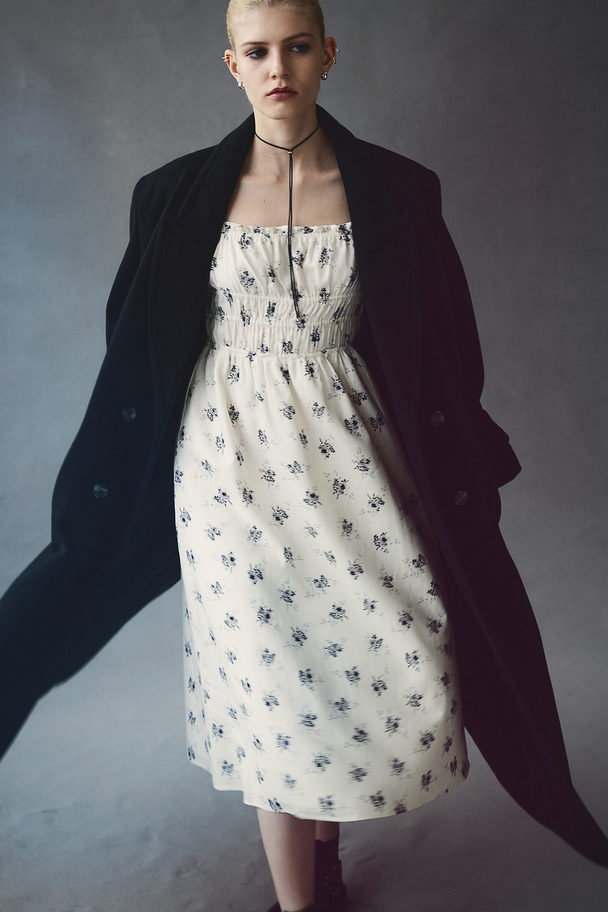 H&M Kleid mit gesmokter Taille aus Leinemix Cremefarben/Geblümt