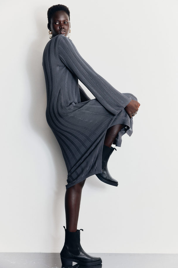 H&M Bodycon-Kleid aus Strukturstrick Dunkelgrau