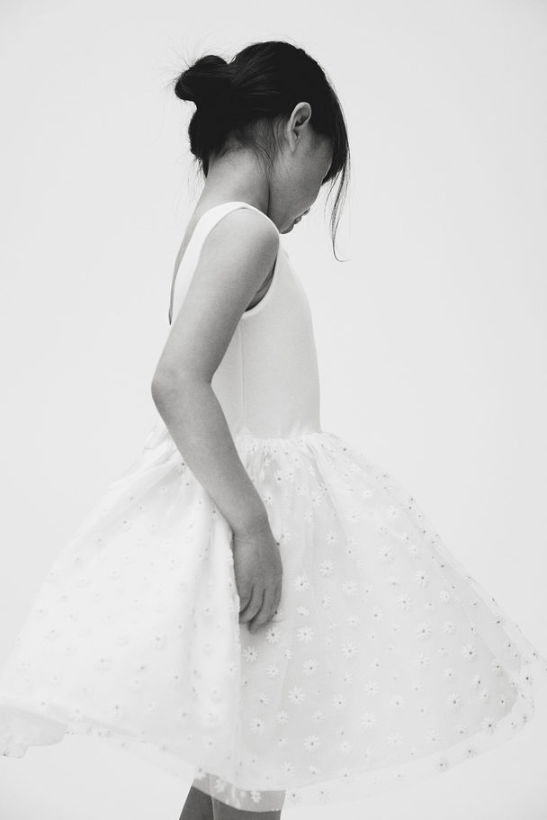 H&M Kleid mit ausgestelltem Rock Weiß/Geblümt