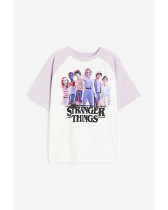 Baumwoll-T-Shirt mit Print Flieder/Stranger Things