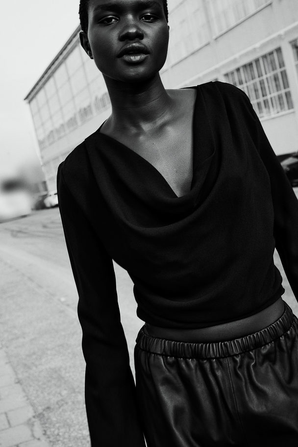 H&M Bluse mit Wasserfall-Ausschnitt Schwarz