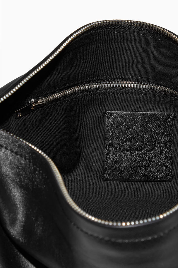 COS Crossbody-väska Med Rynkning – Läder Svart