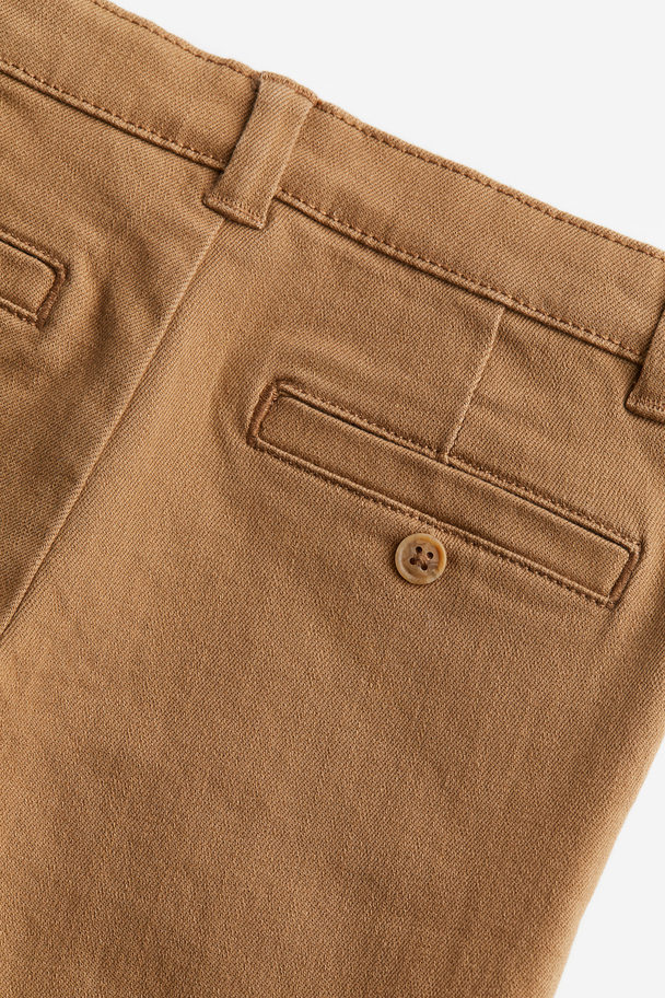 H&M Chino aus Twill in Relaxed Fit Dunkelbeige