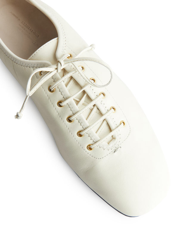 ARKET Derby-Schuhe mit Schuhriemen Weiß