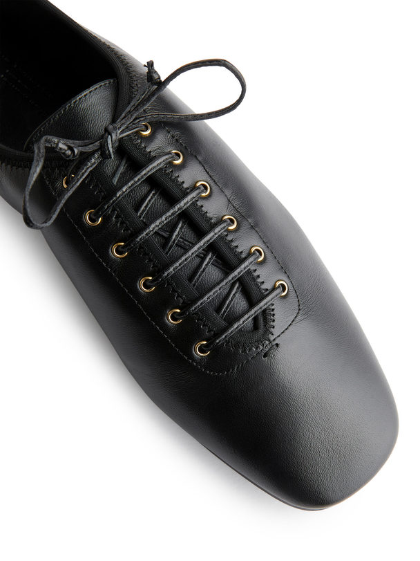 ARKET Derby-Schuhe mit Schuhriemen Schwarz