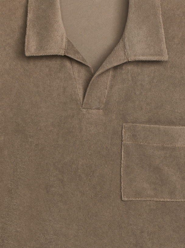 ARKET Poloshirt aus Baumwollfrottee Dunkles Graubraun