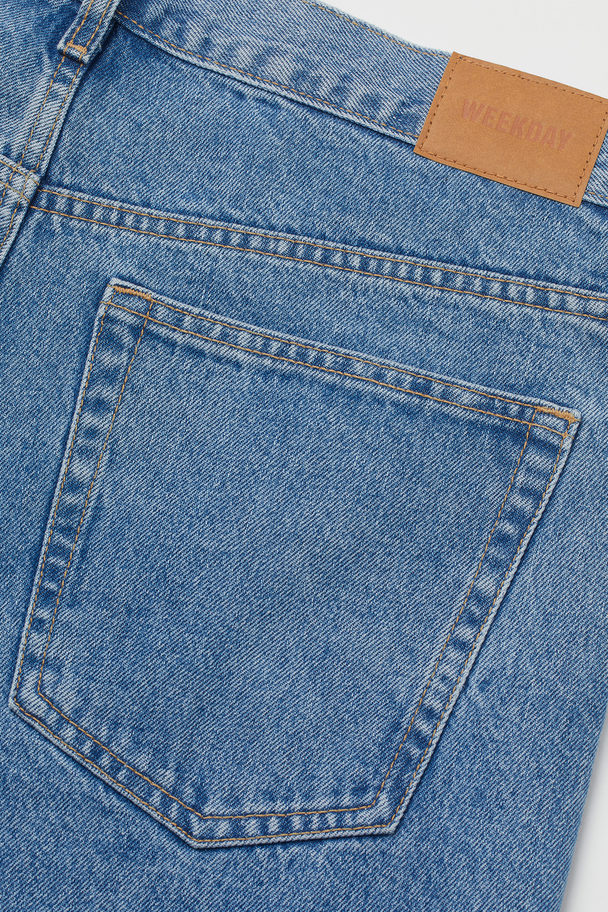 Weekday Locker geschnittene Jeans Galaxy Hanson Blau
