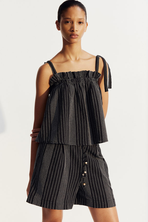 H&M Front-pleat Shorts Black/pinstriped