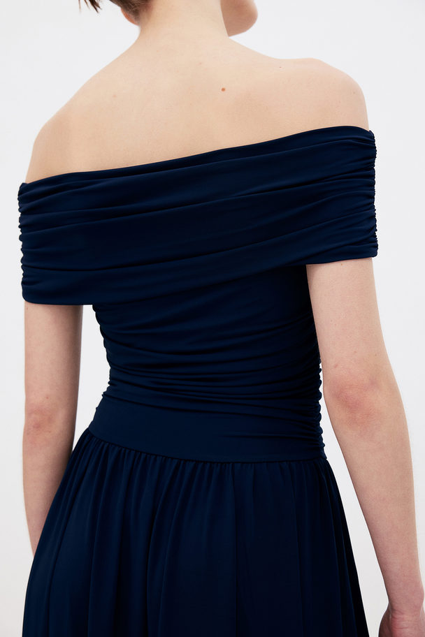 H&M Draperad Off Shoulder-klänning Marinblå
