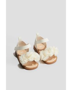 Sandalen mit Stoffblüten Cremefarben