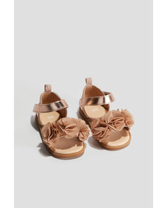 Sandalen mit Stoffblüten Bronzefarben