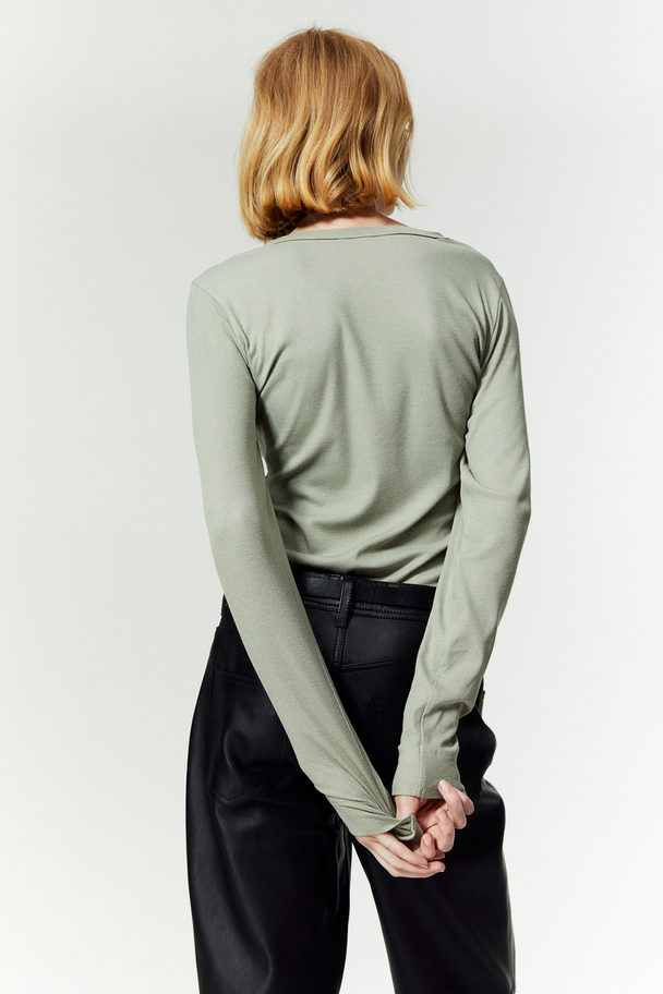 H&M Geripptes Shirt aus Modalmix Helles Khakigrün