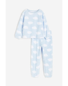 Schlafanzug aus Teddyfleece Hellblau/Wolken