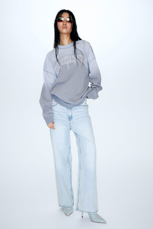 H&M Oversized Sweatshirt mit Print Grau/Modernism