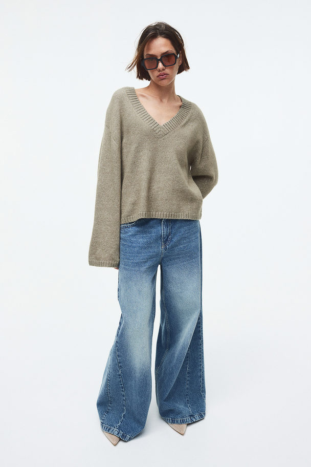 H&M Pullover mit V-Ausschnitt Khakigrün