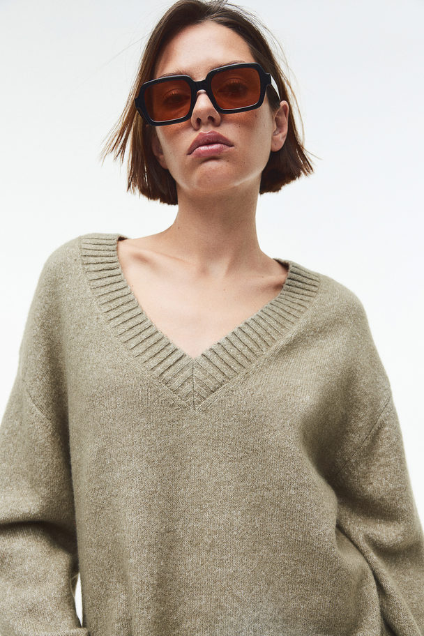 H&M Pullover mit V-Ausschnitt Khakigrün