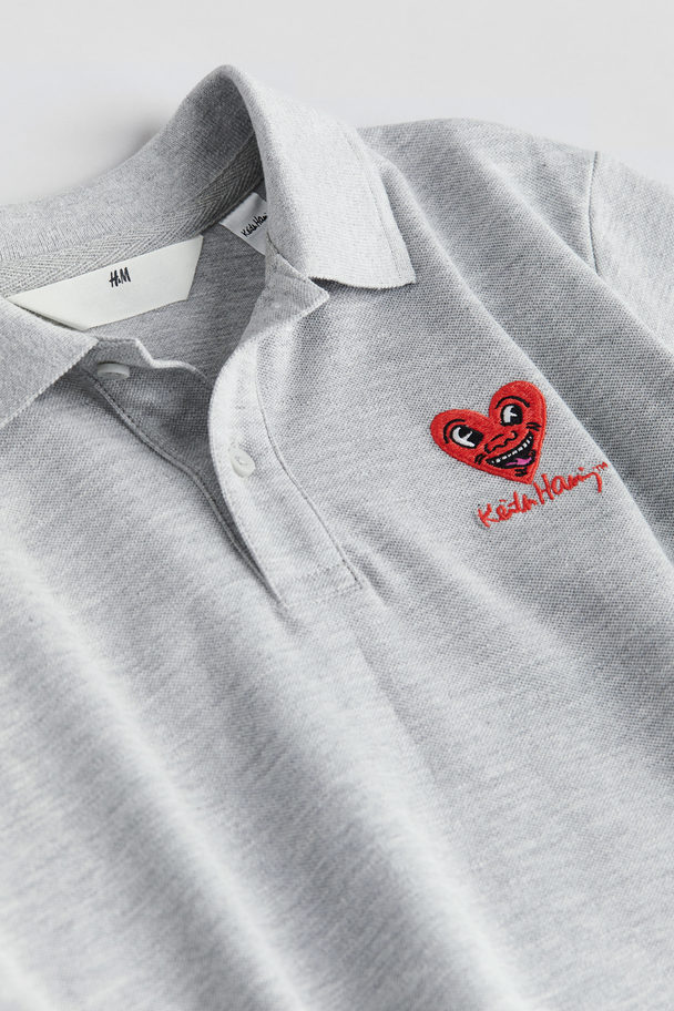 H&M Poloshirt aus Pikee mit Motivstickerei Hellgrau/Keith Haring