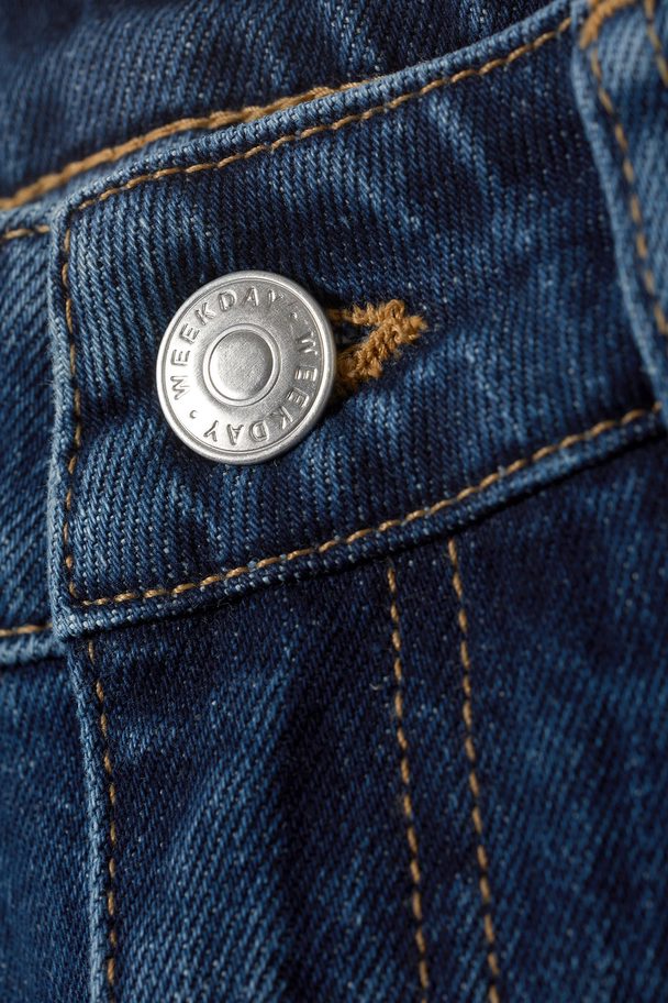 Weekday Jeans Smooth mit schmaler Passform und hohem Bund Edles Blau