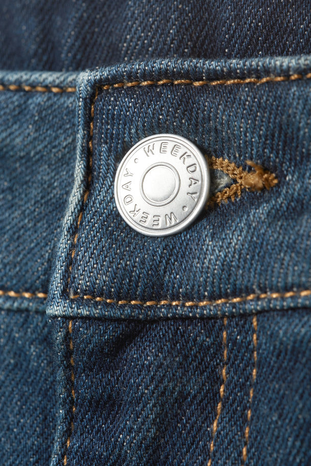 Weekday Jeans Smooth mit schmaler Passform und hohem Bund Swamp Blue