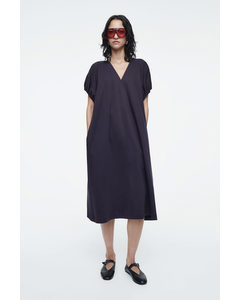 OVERSIZED-KLEID MIT RAFFUNGEN UND V-AUSSCHNITT NAVYBLAU