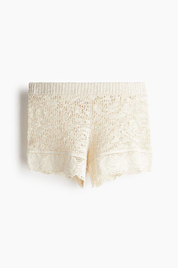 H&M Mini-Shorts aus Pointellestrick mit Spitzenborten Hellbeige