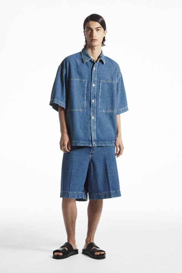 COS OVERSIZED-JEANSHEMD MIT KURZEN ÄRMELN MITTELBLAU