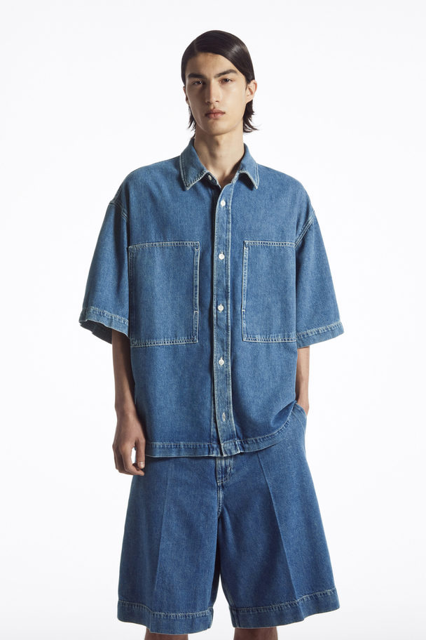 COS OVERSIZED-JEANSHEMD MIT KURZEN ÄRMELN MITTELBLAU