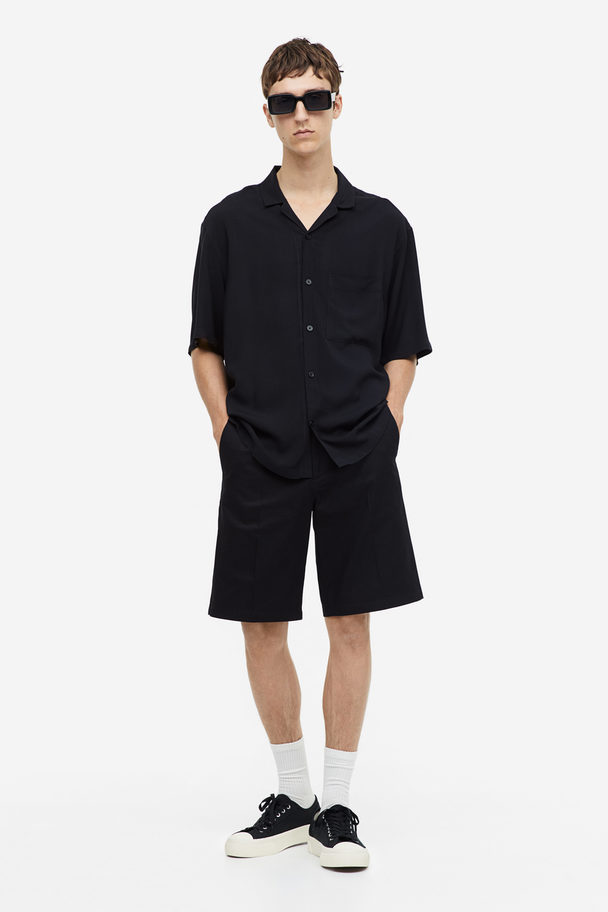 H&M Chino-Shorts in Relaxed Fit Schwarz