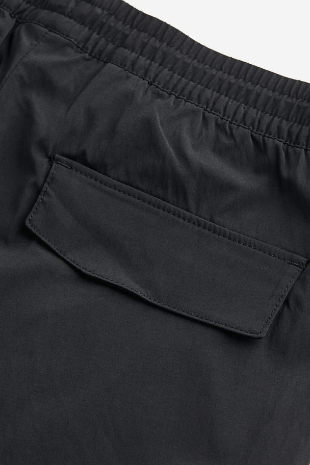 H&M Cargohose aus Nylon in Relaxed Fit Schwarz