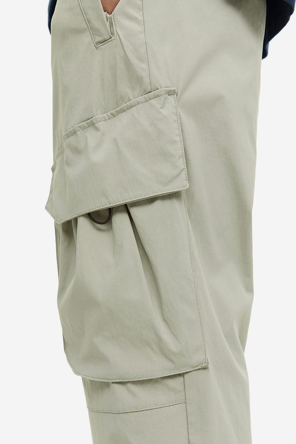 H&M Cargohose aus Nylon in Relaxed Fit Helles Salbeigrün