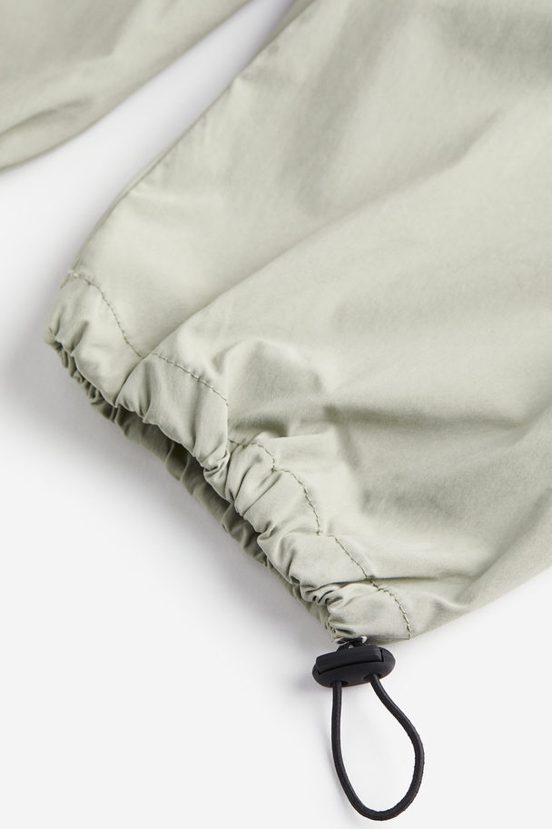 H&M Cargohose aus Nylon in Relaxed Fit Helles Salbeigrün