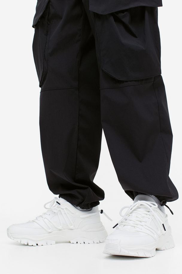 H&M Cargohose aus Nylon in Relaxed Fit Schwarz