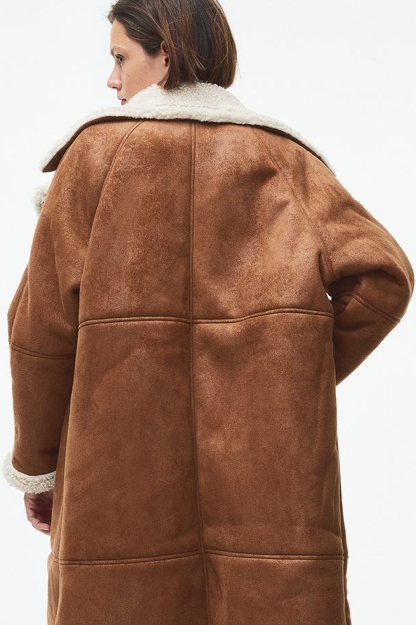 H&M Zweireihiger Mantel mit Teddyfutter Dunkelbeige