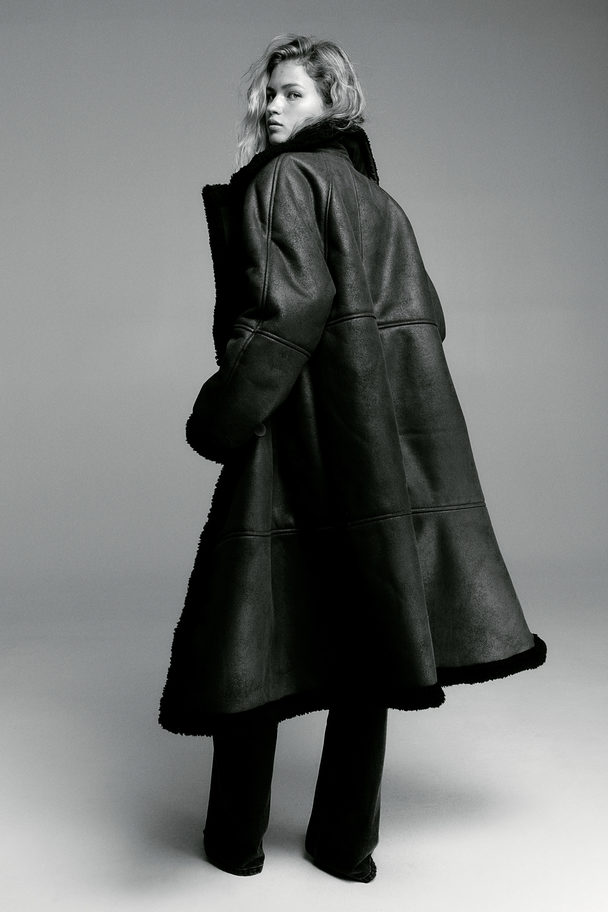 H&M Zweireihiger Mantel mit Teddyfutter Schwarz