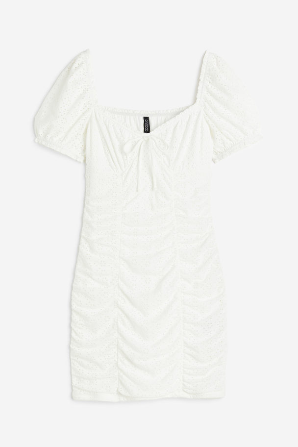 H&M Gerafftes Kleid mit Broderie Anglaise Weiß