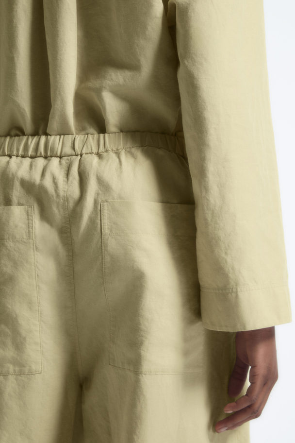 COS HOSE AUS LEINEN MIT WEITEM BEIN UND KORDELZUGBUND VERWASCHENES KHAKI